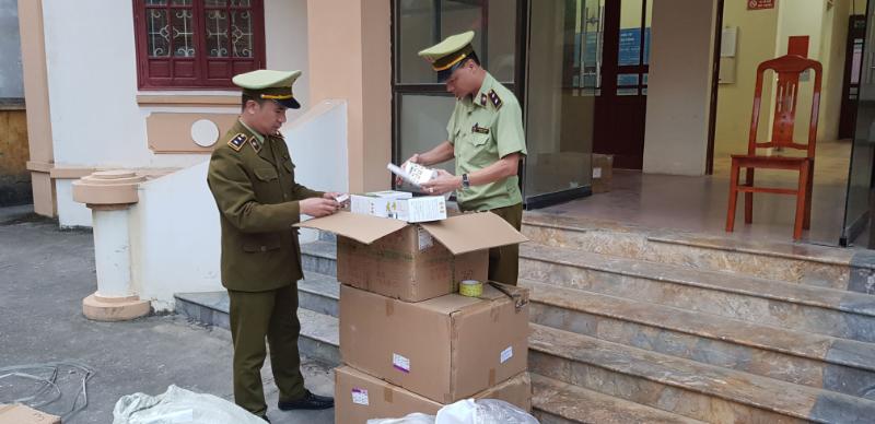 Phát hiện 800 tuýp thuốc chữa bệnh Á sừng lậu được vận chuyển trên xe ô tô chở khách